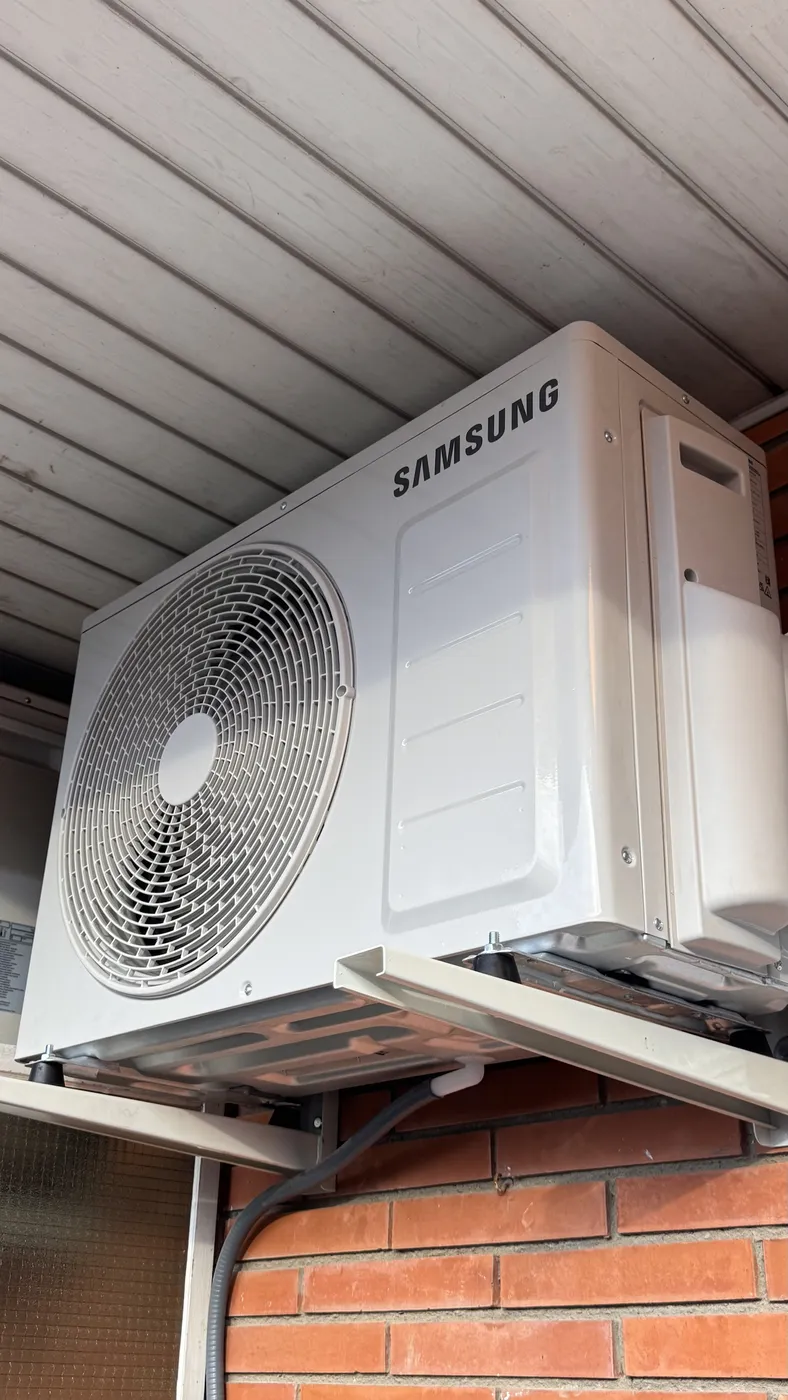 Unidad exterior Samsung sobre soporte con amortiguadores